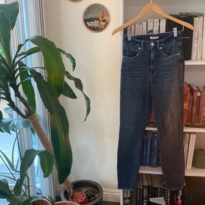 Good American Skinny Jeans w rips on back pockets